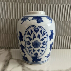 Chinese Antique Porcelain Blue and White Ginger Jar Vase 5” Tall Home Decor
